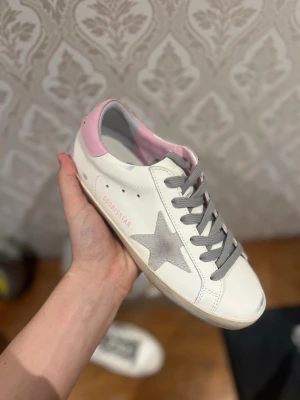 Golden goose skor rosa - Rosa Golden goose skor, helt nya. Väldigt eftertraktad sko modell. Nypris 4600, säljes för 2299!. Äktenhetskap finns såklart 🧾✅
