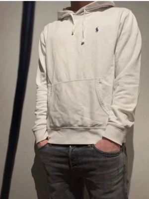 Vit hoodie från Polo Ralph Lauren🤩 - Snygg vit hoodie från Polo Ralph Lauren med klassisk huva och dragsko. Har en känguruficka framtill och den ikoniska lilla broderade loggan på bröstet. Perfekt för en avslappnad och stilren look.🤩🙌