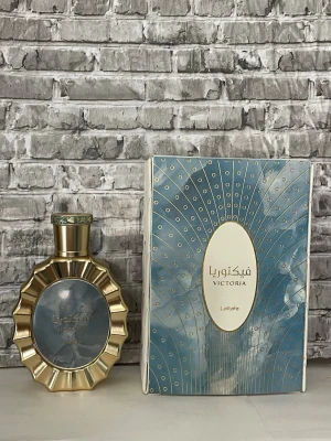 Victoria  Lattafa edp  - Lattafa Victoria 100ml flaska använd skulle chansa 80ml kvar? Se bilder. 