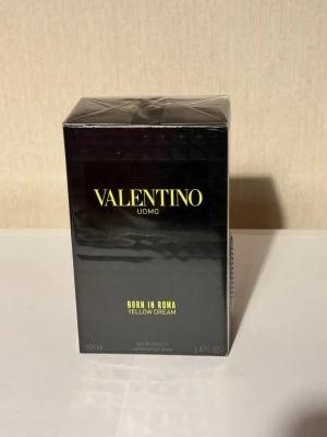 Valentino Uomo Born In Roma Yellow Dream - Parfymen Valentino Uomo Born In Roma Yellow Dream kommer i en snygg svart kartong med gula detaljer. Flaskan innehåller 100 ml eau de toilette och har en modern, lyxig känsla. Perfekt för dig som gillar exklusiva dofter och stilren design.