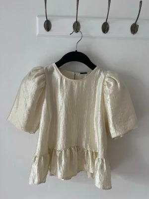 Festlig topp  - Aldrig använd topp ifrån Gina tricot. Skriv för fler bilder! 