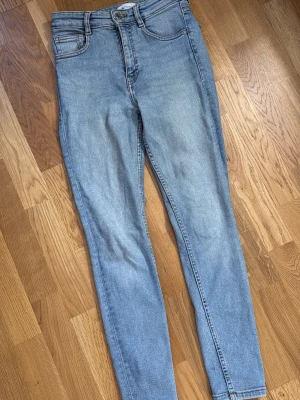 Jeans  - Super fina byxor, älskar den blåa färgen 