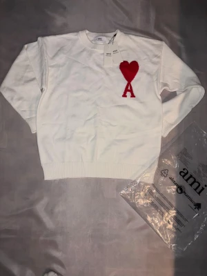 Vit tröja  - Vit tröja med ett hjärta 