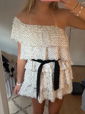 Prickig volang klänning  - Super snygg offshoulder klänning ifrån zara. Som är väldigt eftertraktad. Super söt med volanger och prickar. Går att ha off shoulder men även som one shoulder. Perfekt inför vår o sommar💕 Strl M men sitter som s är 160 som referens.  