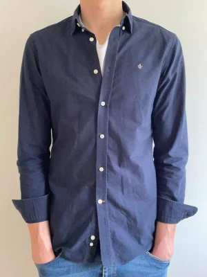 Mörkblå skjorta från Morris - Säljer denna rintigt fräscha skjorta från Morris! Den är i storlek S och perfekt nu inför våren. Skjortan är i jättefint skick utan defekter. Tveka inte på skriva om du har funderingar!🤩 Priset är inte hugget i sten. 🪨 