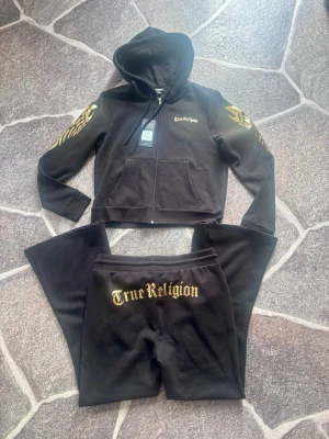 True Religion set🖤 - Snyggt svart set från True Religion med guldfärgade vingar på ärmarna och logga på både tröja och byxor. Byxorna har bootcutmodell. Helt nya! Köpta i L.A. 