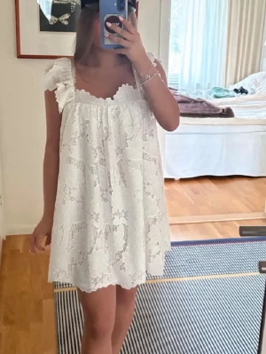 Studentklänning - Så himla fin studentklänning från H&M. Endast använd på mottagning🥰