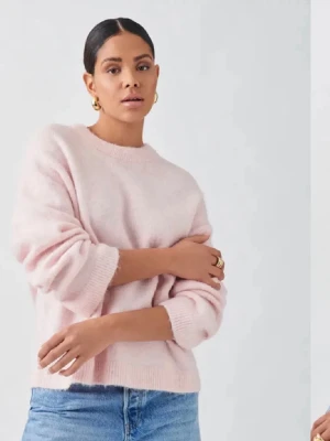 Rosa stickad tröja - Rosa stickad tröja från Gina😍 slutsåld på hemsidan. Storlek xs men ganska oversized i modellen så skulle säga att den passar S också💕