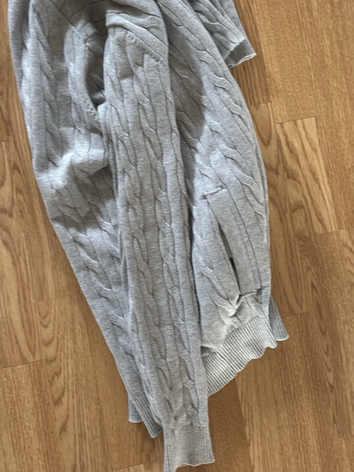 Ljusgrå kabelstickad kofta Jacey Quinn - 2