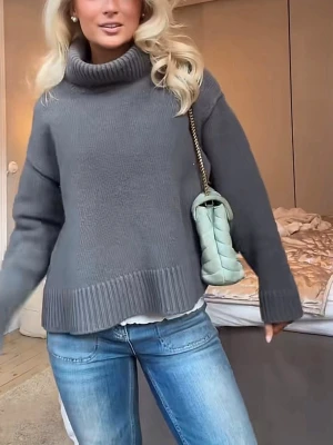 Stickad tröja  - Storlek m från H&M, har tvättats en gång!!