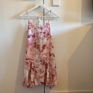 Rosa blommig kortklänning från Mango - Supersöt kortklänning från Mango i rosa och vitt med blommigt mönster. Klänningen har tunna axelband som korsas i ryggen. Helt ny med lapp🩷🤍