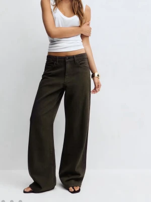 Mörkgröna vida jeans från Gina  - Säljer ett par mörkgröna jeans från gina med breda, raka ben och klassisk femficksmodell.  