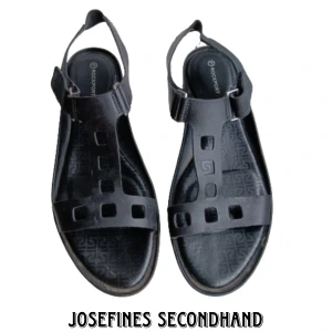 Svarta sandaler - Svarta sandaler från Rockport, köpta utomlands. Är av fejkläder ich har mönster på sulan. Är skadad på hälarna men är i övrigt i bra skick