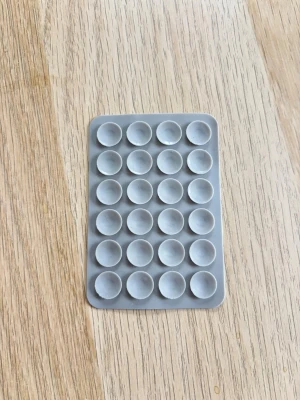 Grått Octopus mobilgrepp -  Silikon hållare till mobilen. Med 24st sugkoppar och klister på baksidan.   Fler färger finns  Skickar gärna i bundle. Mått cirka 5,5 x 8 cm.     #silikon #mobilhållare #octopus #octoholder #case #iphone #idealofsweden #skal #tillbehör #octopushållare #stativ #tiktok #mobilgrepp #sugpropp #silikongrepp #popsockets 