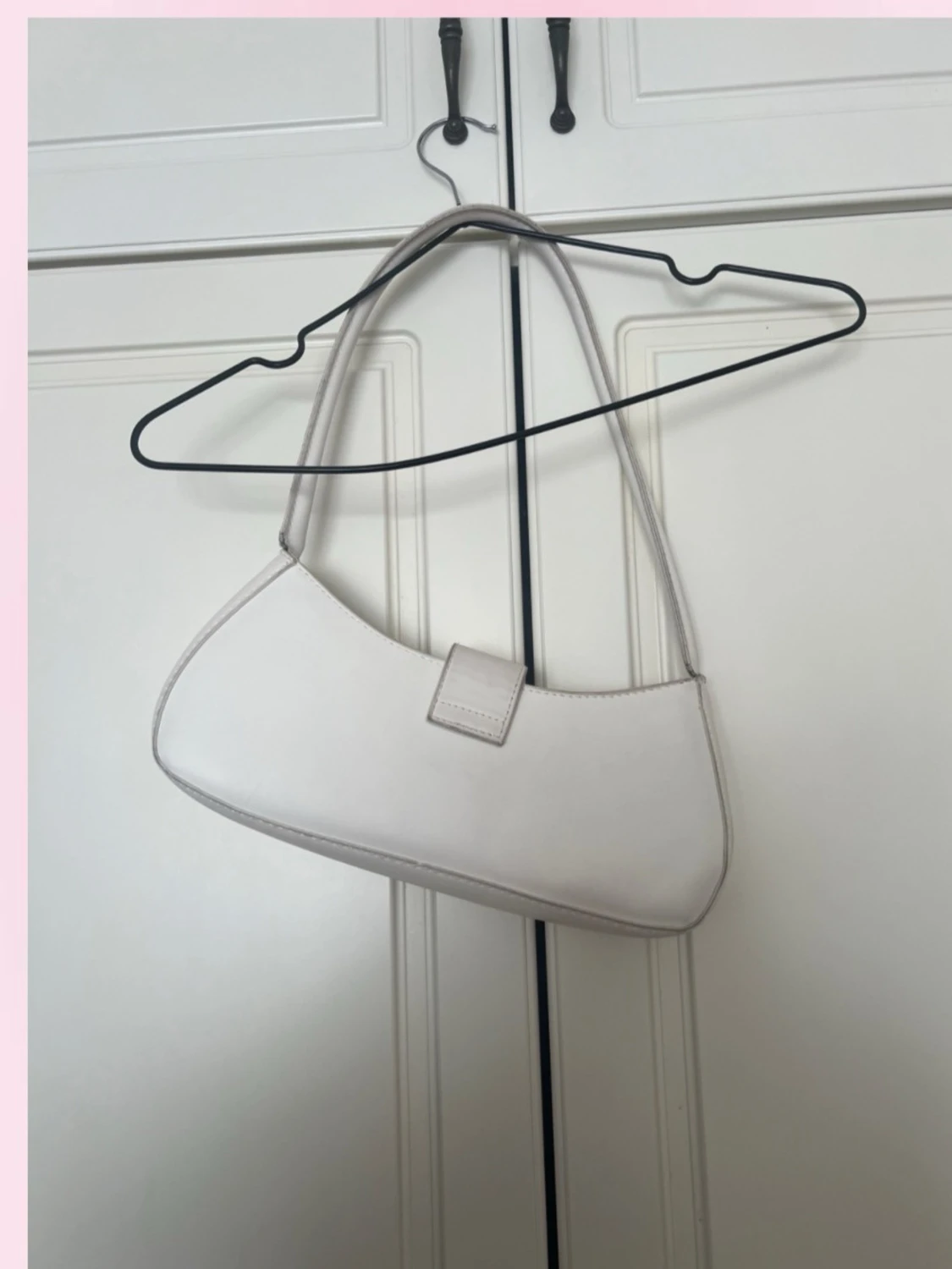 Vit axelväska med spänne - 1