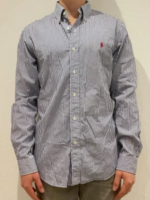 Randig skjorta från Ralph Lauren - Ralph Lauren skjorta || Storlek M (slim fit) || Skjortan är i bra skick || Modellen på bilden är 170cm och väger 62kg || Tveka inte på att höra av dig vid frågor eller funderingar 