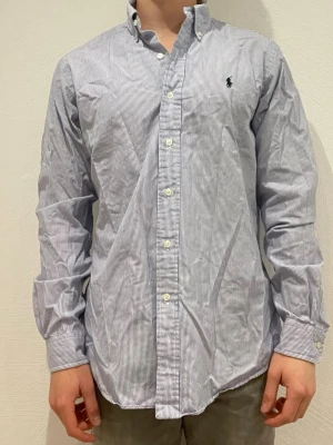 Randig skjorta från Ralph Lauren - Ralph Lauren skjorta || Storlek M (Custom fit) || Skjortan är i bra skick || Modellen på bilden är 170cm och väger 62kg || Tveka inte på att höra av dig vid frågor eller funderingar 