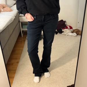 LTB, Valerie, W28, lågmidjade bootcut jeans  -  lågmidjade bootcut jeans från LTB. Superfint skick, knappt använda.                                                                                    - Midjemått ca 37 cm.                                                 - innerbenslängd ca 84 cm.                                   Tveka inte att höra av er vid frågor