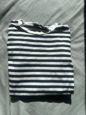 Randig långärmad topp i bomull - Svartvit randig tröja i storlek XS/S. Enkel och snygg – passar till allt.  ✔️ Bra skick ✔️ Mjuk och bekväm ✔️ Klassisk stil