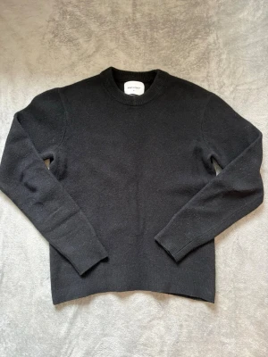 Herr svart bomulls tröja från carlings - Snygg och stilren svart tröja i mjuk bomull från carlings. Köpt bara för några månader sedan och sparsamt använd. Från carlings i storlek S men krympt lite så passar mer som en XS.