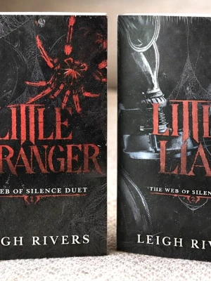 Dark Romance Duet – Little Stranger & Little Liar (Normal size – not pocket) - Romantik • Psykologisk spänning • Mörk romantik  En intensiv och emotionellt laddad duologi där manipulation, hemligheter och sårbarhet står i centrum. Relationerna är komplexa, gränser suddas ut, och ingenting är riktigt som det verkar. Serien utforskar maktspel, känslomässig kontroll och den tunna linjen mellan begär och förstörelse. Perfekt för dig som älskar mörk romantik med psykologiskt djup och stark närvaro. Skick: Helt nya böcker. Omslag: Pappercover. Storlek: standard (inte pocket).