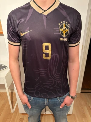 Brasilien Richarlison matchtröja  - Rensar nu mina fotbollströjor i toppskick! Modellen på bilden är 184 och väger 80kg. Bara höra av sig vid frågor eller funderingar!