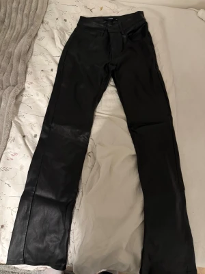Skinnbyxor - Säljer jätte fina Skinnbyxor från bikbok som inte säljs längre. De är i storlek 34 och passar mig som är 163. De är sparsamt använda inte en endaste defekt på dem