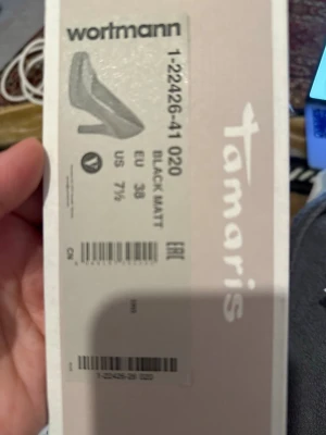 Svarta pumps från Tamaris - Stilrena svarta pumps från Tamaris i matt finish. Klassisk rundad tå och hög klack som ger en elegant siluett. Tillverkade i syntetmaterial och passar perfekt till dig som vill ha en tidlös look.