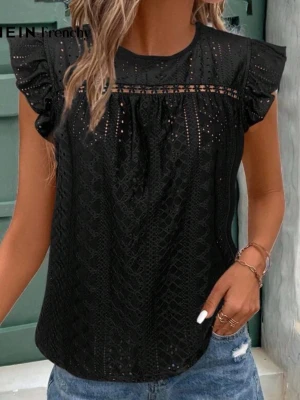 Svart spetsblus med volangärm - Trendig svart blus från SHEIN med spetsdetaljer och volangärmar. Blusen har ett genombrutet mönster och rund halsringning, vilket ger en luftig och feminin look. Perfekt att styla med jeans eller kjol för en snygg outfit.