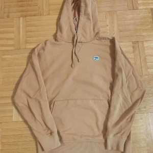 Puma Hoodie - Storlek M - Puma hoodie för män, storlek M. Nyskick, inga skador eller slitningar. Perfekt för träning eller vardagen. Hör av dig vid intresse/frågor. PRIS KAN DISKUTERAS!