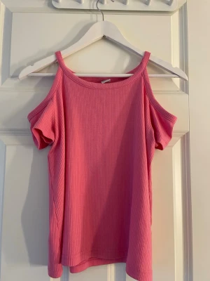 Rosa topp  - Säljer en fin rosa singoalla tröja från Lindex i storlek 158/164💕