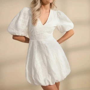 Vit kort klänning med puffärm - jättefin klänning perfekt till studenten, nypris är 899 helt ny med prislapp kvar! 