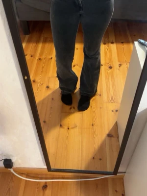 Gråa bootcut jeans  - Gråa lågmidjade bootcut jeans från H&M. De är i storlek 36. Jag har sytt ner nedre kanten av byxan för att den skulle bli längre, se sista bilden. Jag säljer dessa eftersom de är små båda i längd och midja 
