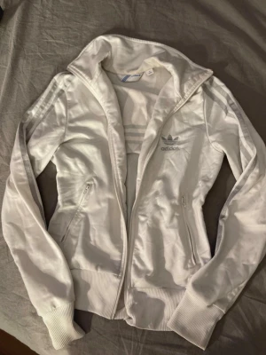 Adidas kofta  - Dragkedje saken är av men går och laga lätt 