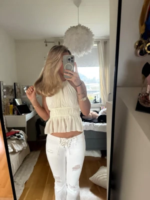 Vita jeans - Jätte snygga jeans ifrån Gina som är slutsålda! Dom är lite slitna längst ner, kan skicka privat om någon vill, inget som synd vid användning🥰