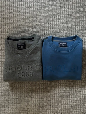 2 st Woolrich tröjor - Tja! Säljer dessa riktiga snygga Woolrich tröjor! Båda Storlek S | 200st eller 300 för båda | Hör av er vid minsta lilla fundering 🙌