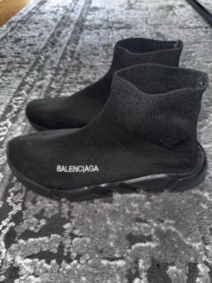 H&M skor  - Säljer mina Balen skor eftersom jag har slutat använda de. De går att använda men de har en liten skada inuti skorna. Pris kan diskuteras vid snabb affär.