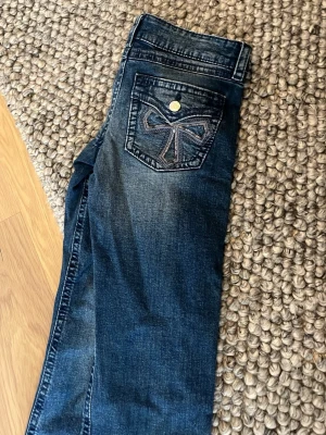 Mörkblå bootcut jeans med rosett på fickorna 🩵 - Säljer ett par fina mörkblåa jeans🥹