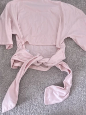 Ljusrosa tröja med knyt i ryggen - Supersöt ljusrosa tröja med knyt i ryggen från lager 157.🥰 storlek M men även denna passar mig som har storlek S eftersom man knyter den
