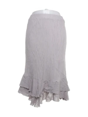 Asymmetridk volangkjol - Säljer en jättefin asymmetrisk volangkjol från NA-KD i en ljus greige färg och en smickrande silhuett.  Det krinklade materialet av 80 % viskos ger en luftig känsla med fantastisk andningsförmåga, medan inslaget av 20% polyamid gör att den håller formen och faller snyggt.  Storleken är 36, men passar XS-M tack vare det elastiska midjebandet.