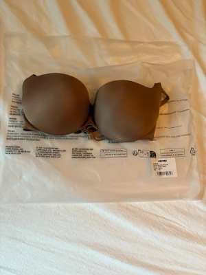 Push-up balconette-bh från Skims - Säljer en helt ny push up bh från SKIMS.  Modell: Ultimate Push-up balconette bra Storlek: 30D (65D) Färg: Sienna  • Amerikansk bh-band i storlek 30 motsvarar europeisk 65  🌸 PS: Jag säljer även en bh i samma modell i en beige färg (Onyx) och andra plagg från SKIMS 🌸