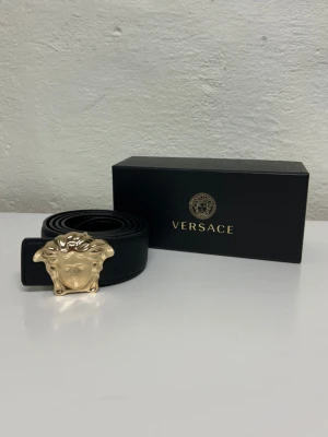 Versace Bälte  - Helt ny aldrig använd. Storlek 110. Snabb frakt endast bälte 