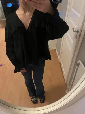 Somrig volangblus  - Fin somrig volangblus, endast använd ett fåtal gånger💗