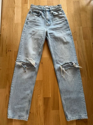 Jeans  - Snygga blåa raka jeans från Ginatricot, perfekt nu till våren/sommaren 🩵