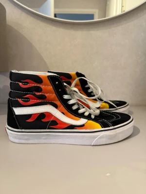 Vans Sk8-Hi Flames sneakers - Vans Sk8-Hi sneakers dam. Strl 40 i mycket fint skick. Nypris 999kr