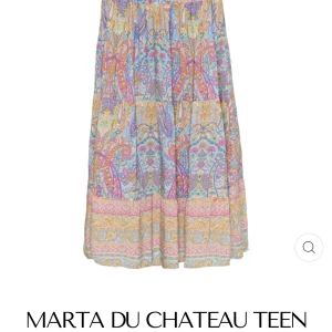 Blommig långkjol från Marta du Chateau - Superfin långkjol från Marta du Chateau med färgglatt blommigt mönster i blått, rosa, gult och lila. Kjolen har en luftig passform och resår i midjan, perfekt för varma dagar. Tunt och mjukt material som känns skönt mot huden. köpt för 700kr