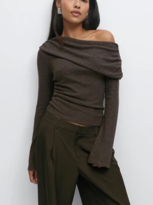 Brun offshoulder topp med lång ärm - mörkbrun one shoulder topp som e jättemjuk och snygg🫰🏻 jättefin till våren men också alla andra årstider. passar jättefint till både en dejt med fine shyt men också ett mer casual sammanhang🤞🏻