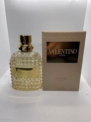 Valentino Uomo Born In Roma EdT 100ml - Helt oanvänd 100ml dam parfym. Vid frågor är det bara och fråga. Priset är aldrig hugget i sten Paket erbjudande är möjligt Svarar och fraktar inom 12h