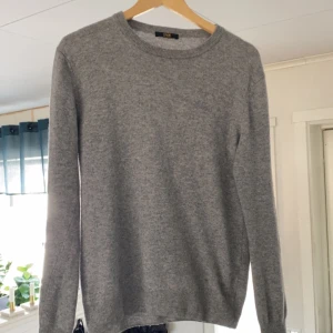 Kashmir/merinoull tröja - 🔵säljer denna tröja i en mix av merinoull och Kashmir för 399, storlek M passar även S, skicket är väldigt bra, hör av er vid funderingar 🤝