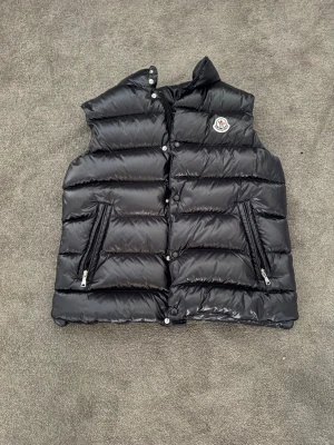 Svart dunväst från Moncler - Tja nu säljer jag min feta moncler väst för endast 2499kr nypris 5999kr vid frågor så är det bara att fråga 
